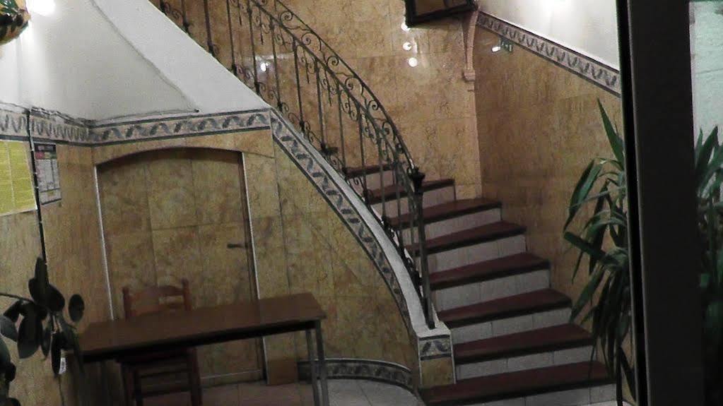 De La Renaissance Hotel 3*